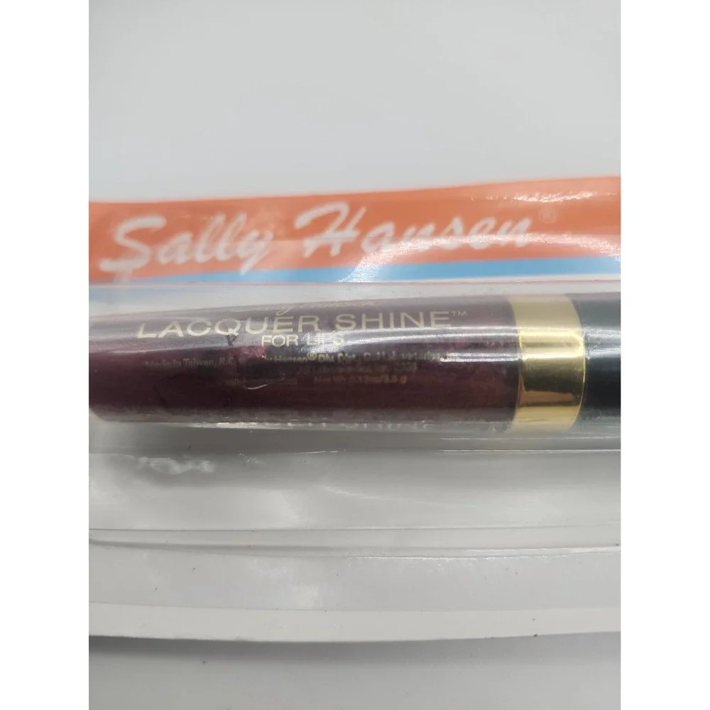 0.13 oz  SALLY HANSEN Lacquer Shine For Lips 80 Lily. NEW SEALED